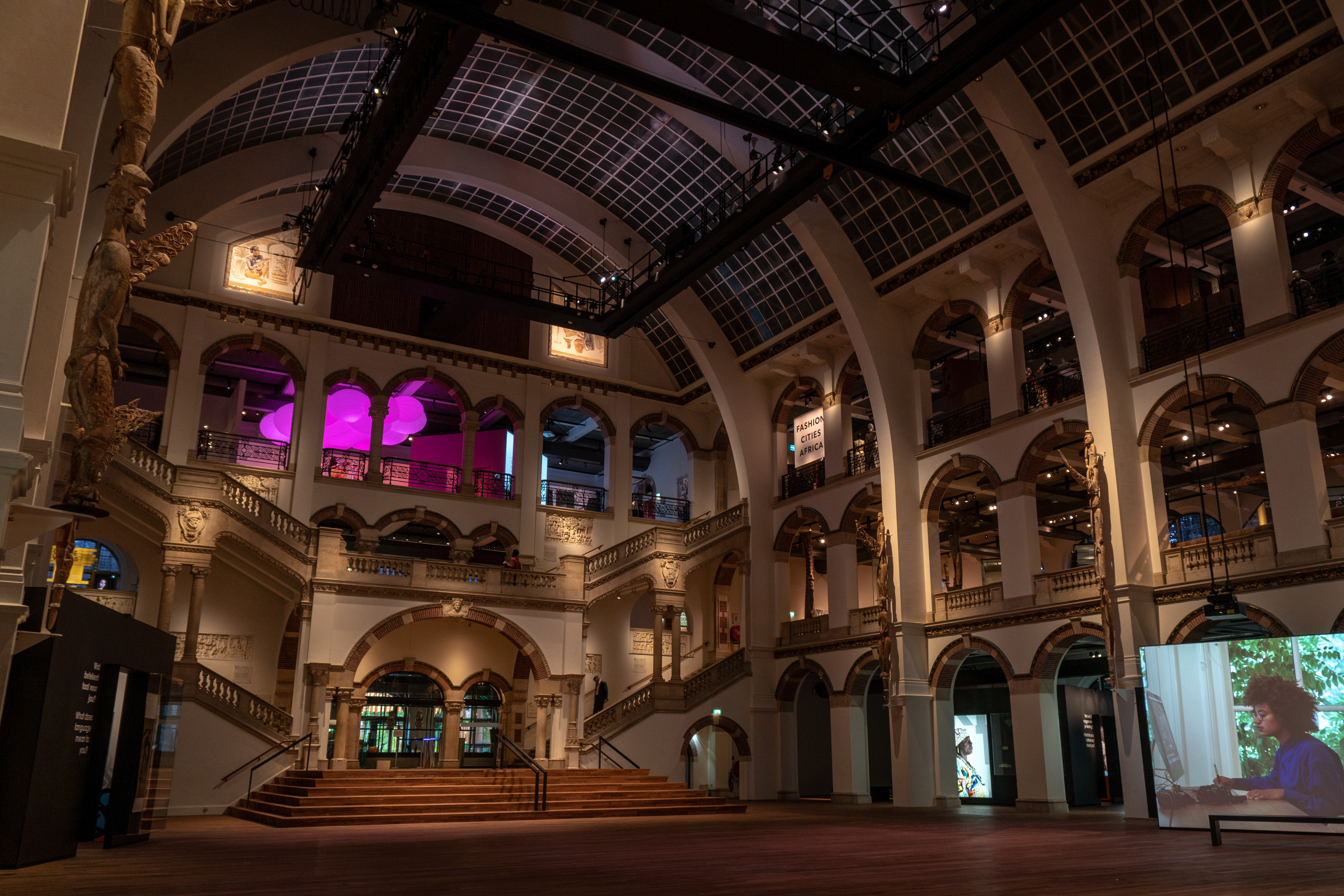 Buitenaanzicht of zaal van Wereldmuseum Amsterdam